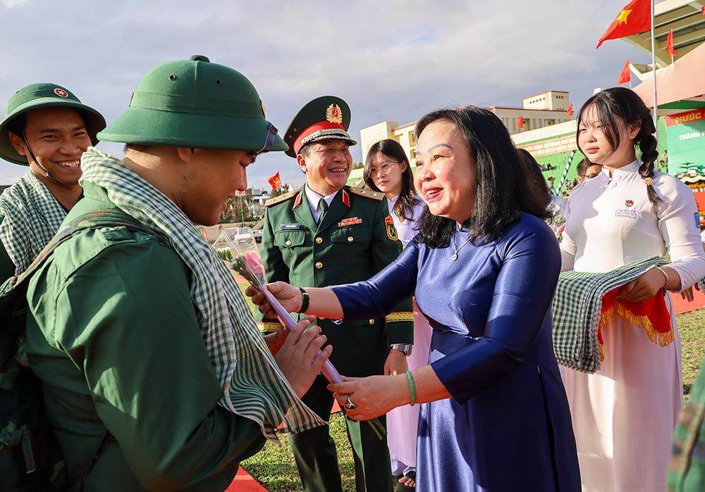 Thanh niên Phú Yên hăng hái lên đường nhập ngũ